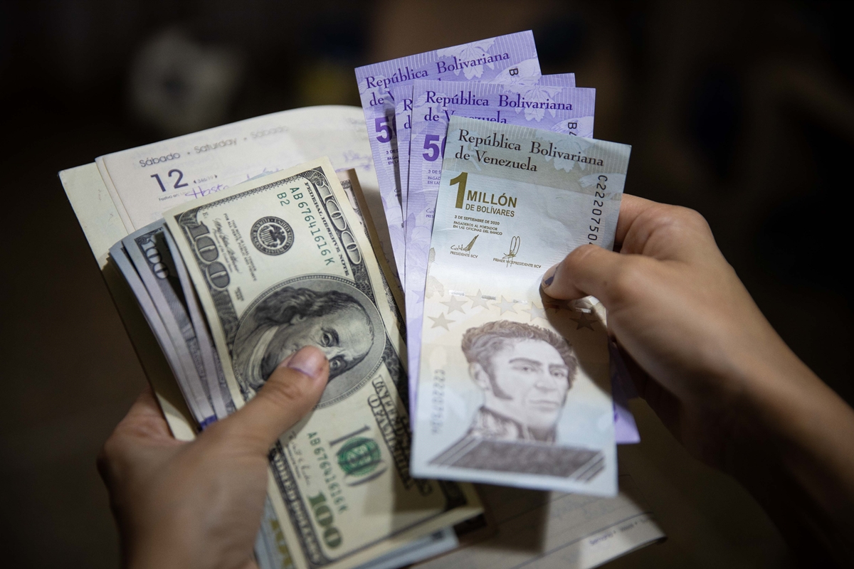 Economistas afirman que el salario mínimo ha perdido 67 por ciento de su valor en ocho meses