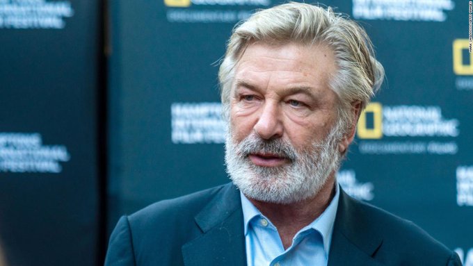 Alec Baldwin perdió los estribos y golpeó el teléfono de una mujer que lo acosaba y le pedía que dijera "Palestina libre"