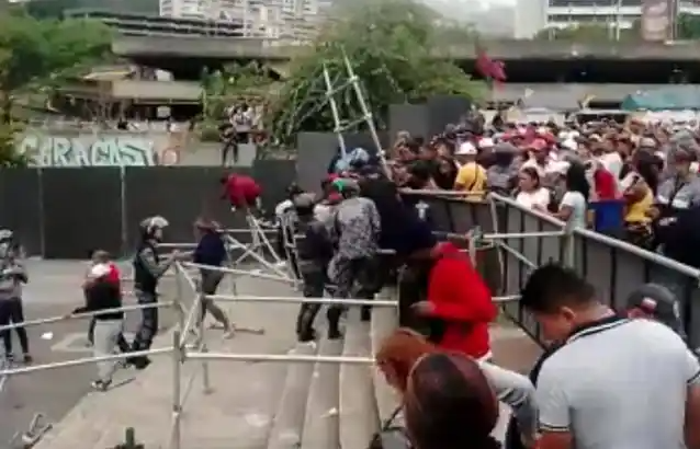 Fanáticos causaron una estampida para conseguir entradas del Caracas-Magallanes