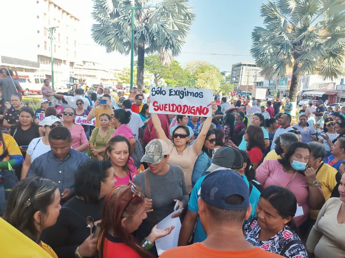 Educadores y trabajadores de la salud protestan
