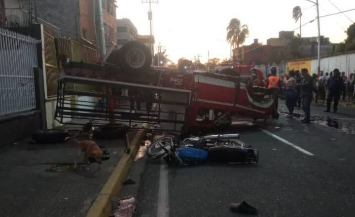 Cuatro muertos y 18 heridos tras volcarse un camión en Portuguesa