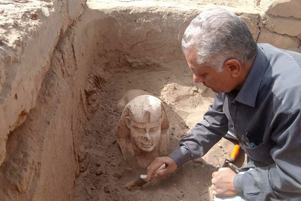 Autoridades egipcias descubren esfinge que podría representar emperador romano