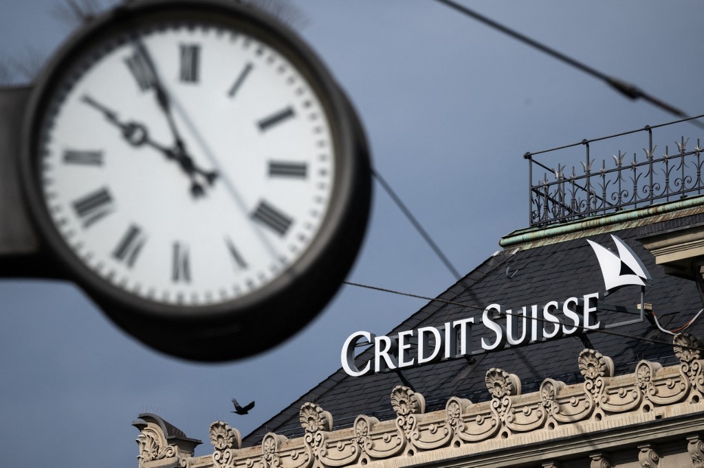 Se agota plazo para que el banco UBS compre a Credit Suisse y evite una debacle