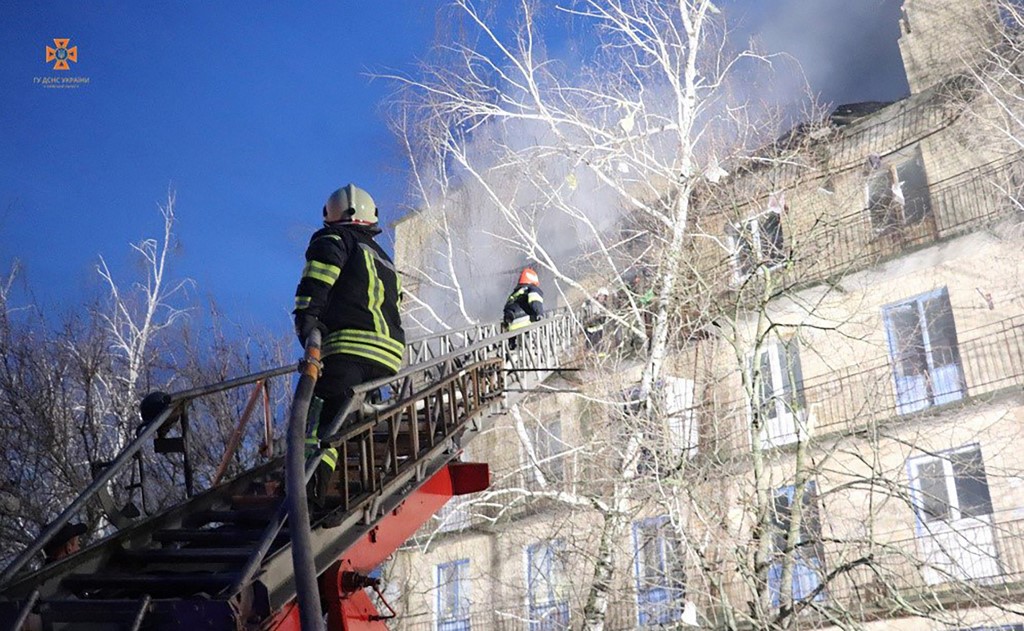 Un muerto y 25 heridos en ataque ruso contra edificio en ciudad ucraniana de Zaporiyia