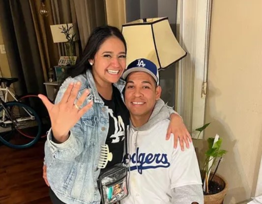 Fanático de los Dodgers logró una arriesgada propuesta de amor en el opening day (Video)