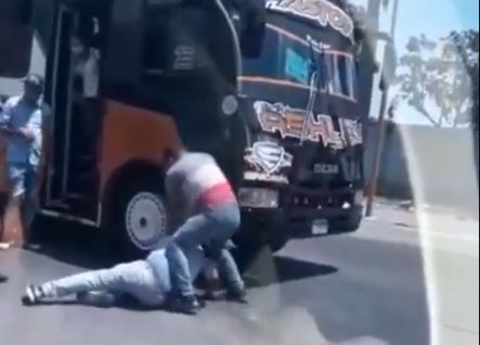 Intolerancia y violencia: chofer le dio una paliza a otro en Valencia porque le quitó los pasajeros (+Video)