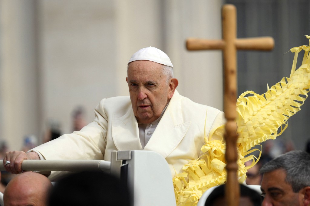El papa agradeció las oraciones por su salud tras presidir la misa de Ramos