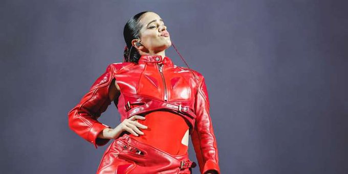Traje de "Motomami" de Rosalía será subastado en California