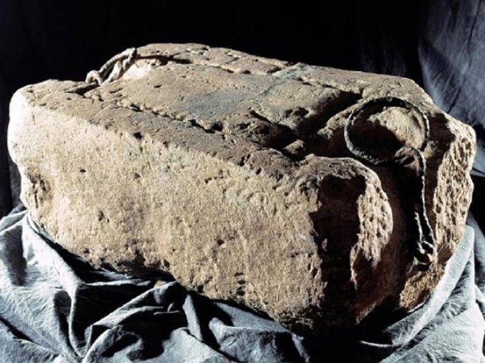 La "Piedra de Scone" en camino hacia Londres para coronación de Carlos III