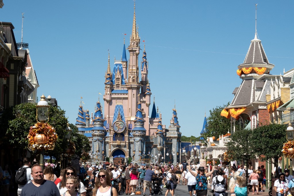 Junta nombrada por DeSantis demanda a Disney por control de distrito de Florida