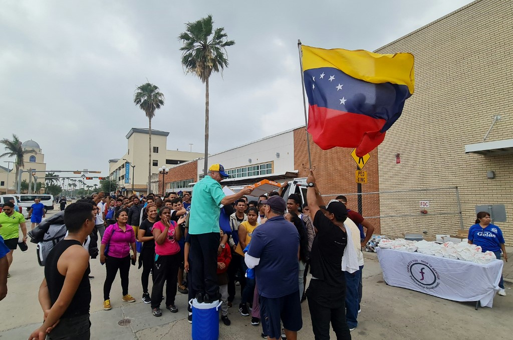 Migrantes aceleran cruce a EEUU ante finalización del Título 42: Transforman ciudad de Texas en dormitorio