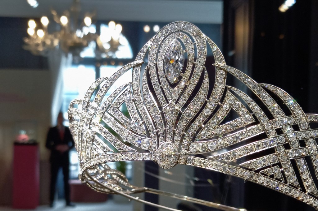 Una tiara de coronación brilla en subasta de joyas en Ginebra