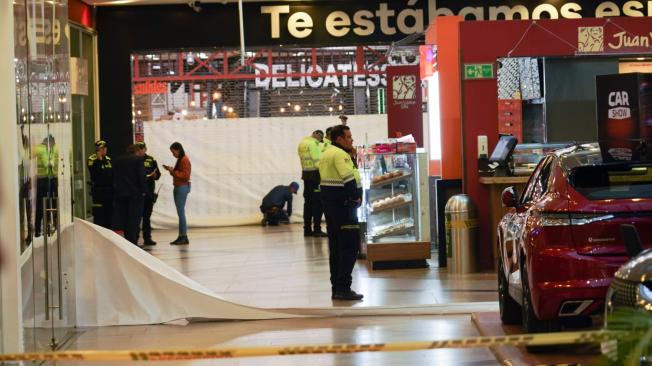 Bogotá: Un hombre asesinó a su pareja en un centro comercial y luego intentó suicidarse