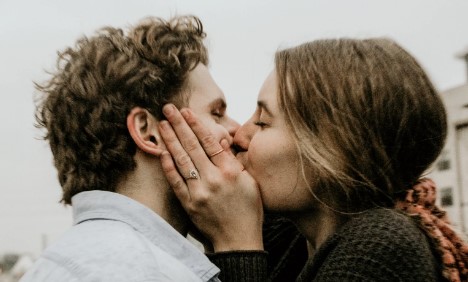 ¿Recuerdas cuando te dieron tu primer beso? Una venezolana escogió este día para recordarlo. Imagen de Antena 3