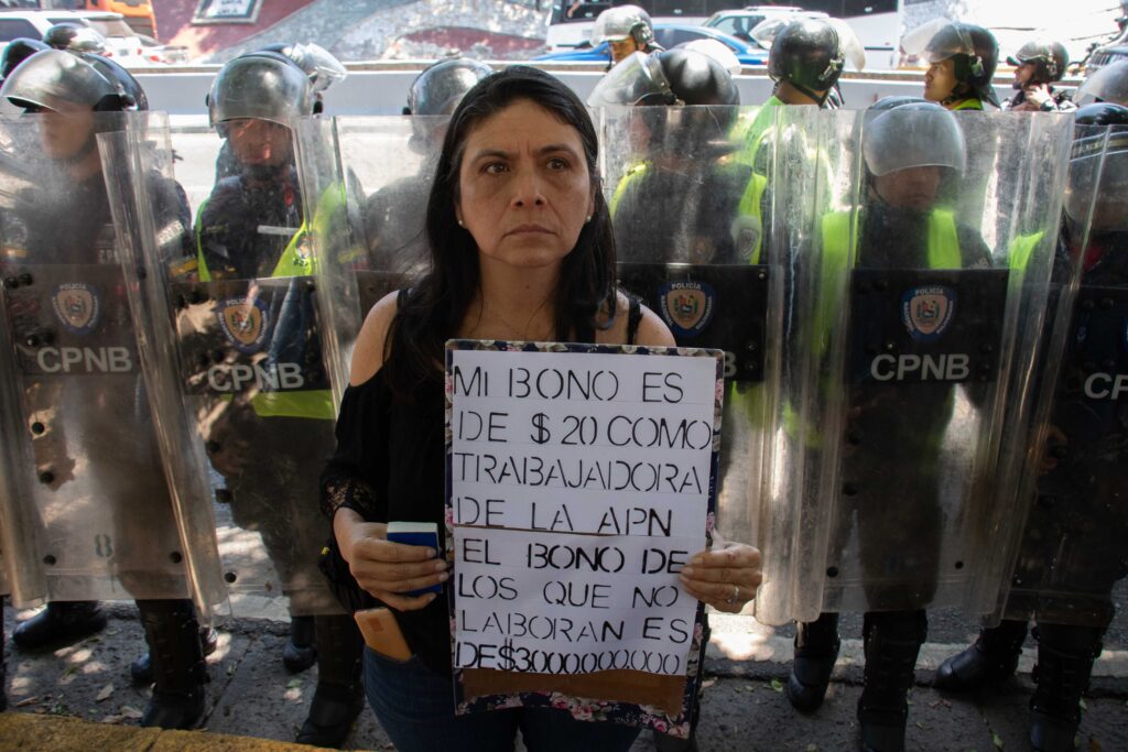 Disuelta por la policía protesta de trabajadores que exigen salarios justos