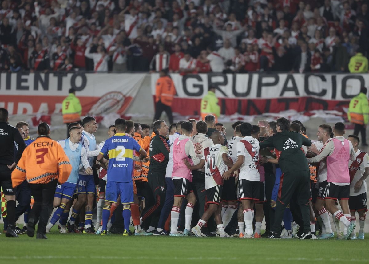 Caos total: Batalla campal entre Boca y River dejó siete expulsados (Video)