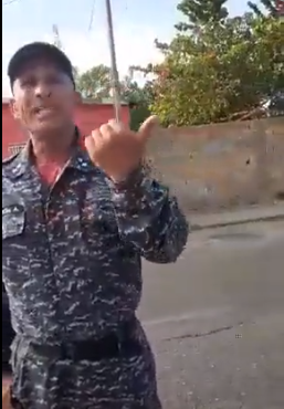 Viralizan video de un funcionario de la PNB exigiéndole factura de un destornillador a motorizado que no se dejó requisar el bolso