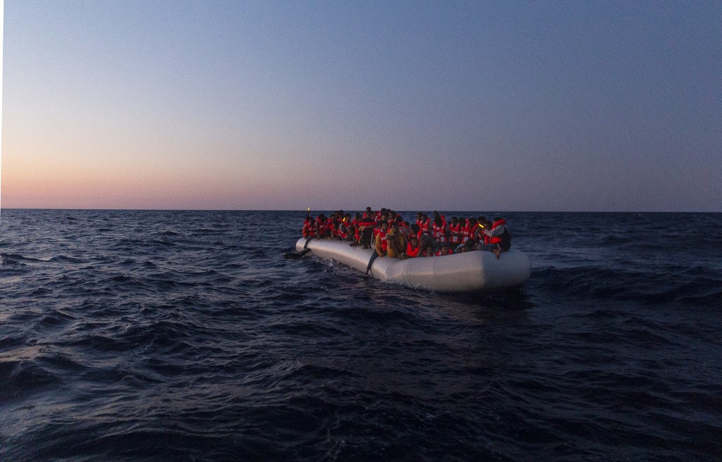 Hallan muerta a migrante embarazada en lancha cerca de España