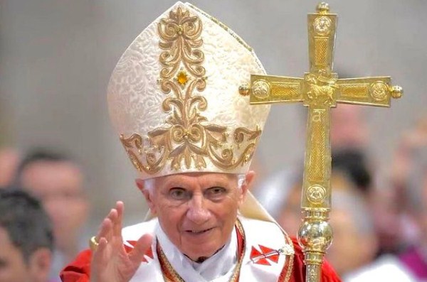 Roban una cruz del antiguo papa Benedicto XVI en el sur de Alemania