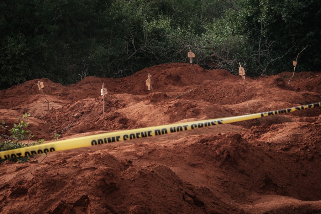 Sube a más de 400 el número de muertos por inanición en secta evangélica de Kenia