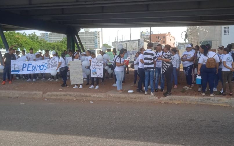 Libérenlos, son inocentes: Familiares de los detenidos por el tiroteo a ferretería en la C-3