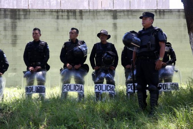 Dos muertos, uno de ellos policía, tras riña entre reos en cárcel de Guatemala
