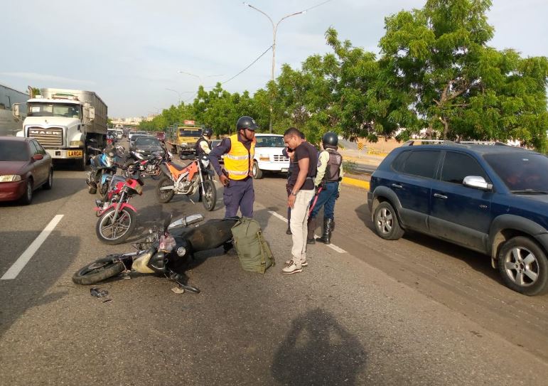 Choque con motorizado en la C-1 causa larga cola (+Video)