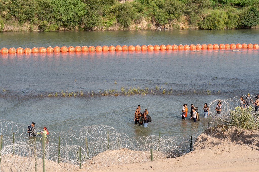 Hallan un cuerpo atrapado en las boyas antimigrantes que Texas puso en la frontera con México