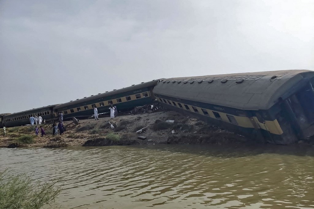 Al menos 15 muertos en descarrilamiento de tren en Pakistán