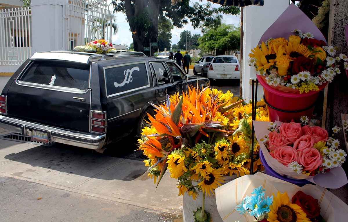 La migración ha dejado a muchos difuntos sin visita en los cementerios