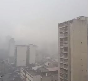 Neblina total en Caracas durante fuerte aguacero