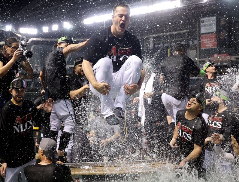 Con un baño en la piscina, Diamondbacks de Arizona celebra pase a Serie de Campeonato (Video)
