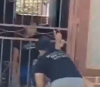 Trato cruel madre e hija