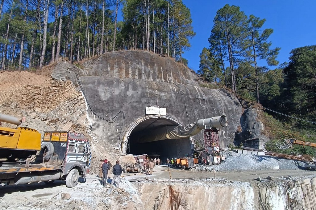 Rescatistas necesitarán dos días más para evacuar a los 40 obreros atrapados en un túnel en India