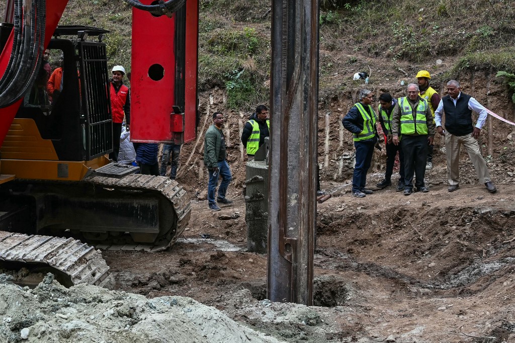 Ejército indio envió más maquinaria para rescatar a trabajadores atrapados en un túnel hace 14 días