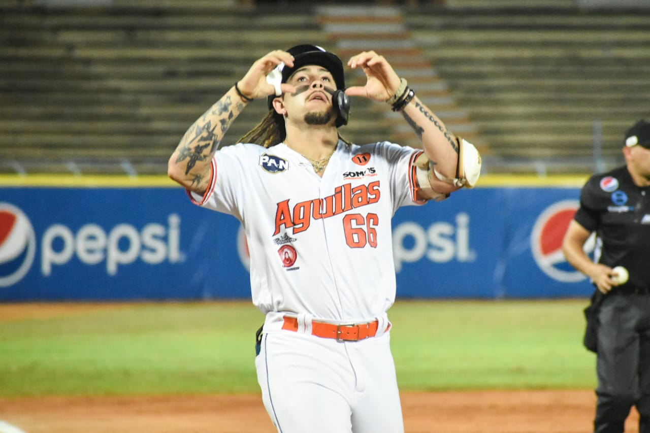 Águilas Tiburones Niko Hulsizer