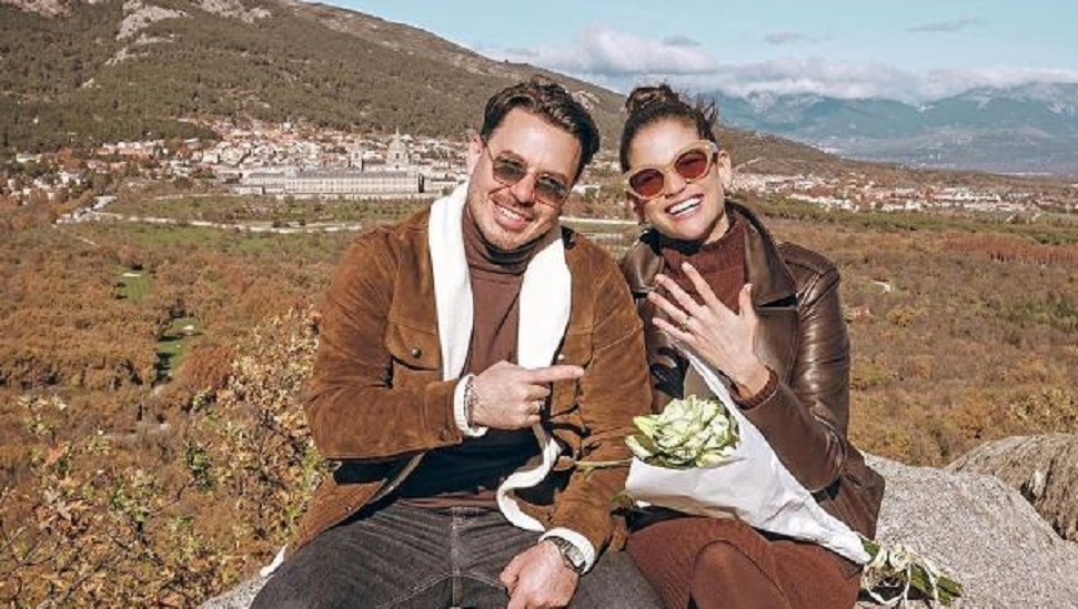 Cantante Natalia Jiménez se compromete con su novio Arnold Hemkes