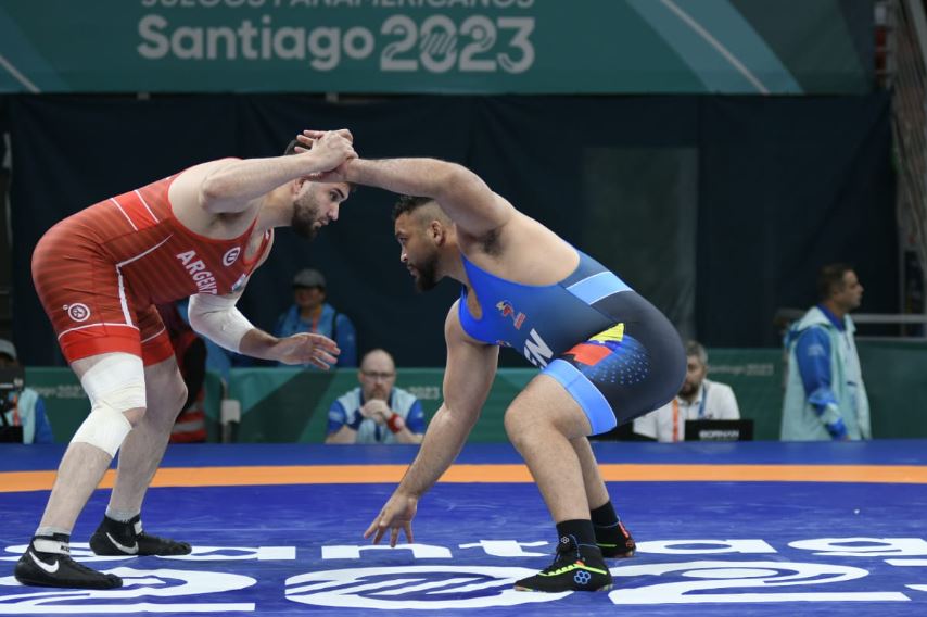 El luchador José Díaz se lleva la de plata para Venezuela en Santiago 2023