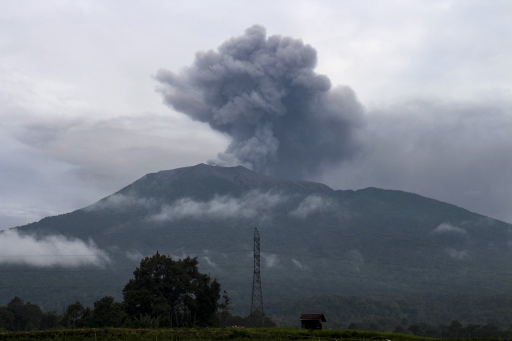 Once muertos deja erupción del volcán Marapi en Indonesia