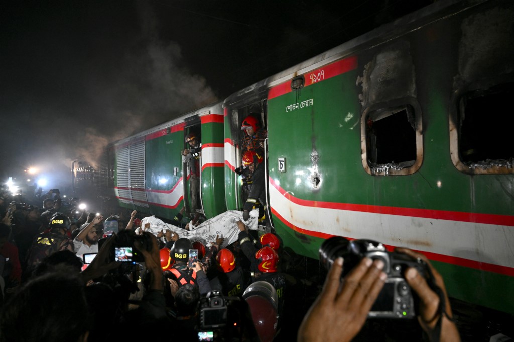 Bomberos reportan cinco muertos en incendio de un tren en Bangladés