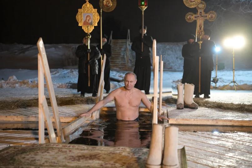 Putin se zambulle en agua helada por tradición