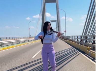 Violinista en puente sobre el lago