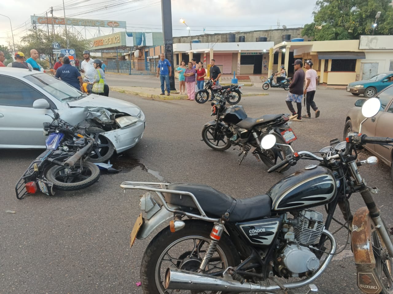 Fuerte impacto en la C-2: Un joven resultó herido tras choque entre moto y un vehículo (+Fotos)