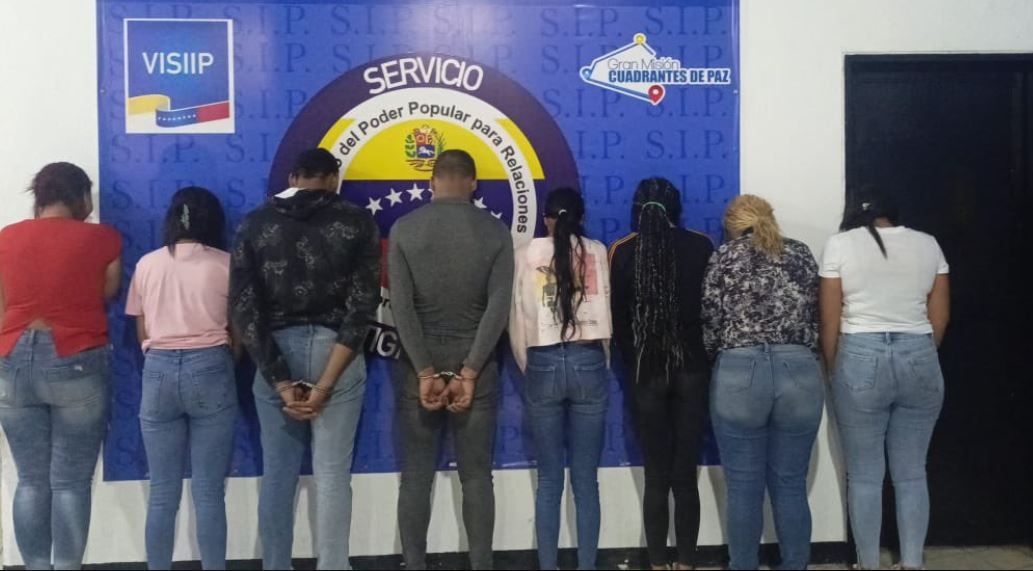 Hombre se desnudó y comenzó a meterse hielo en sus partes íntimas delante de dos niños: Preso