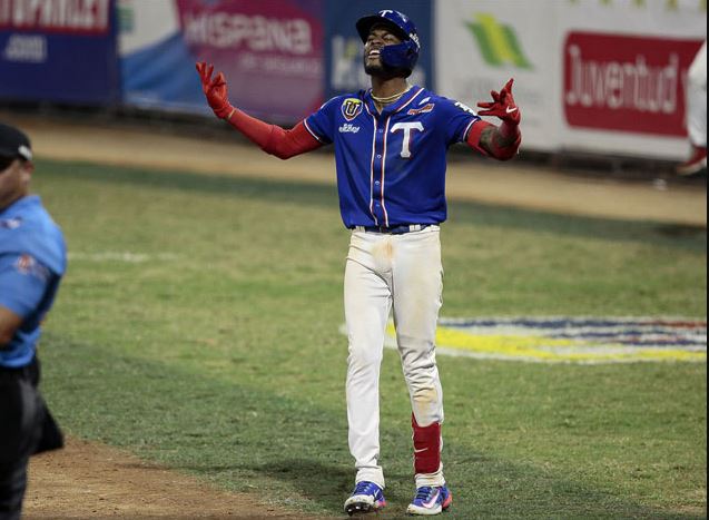 ¡Trifulca! Jugadores de Tiburones y Cardenales se fueron a los golpes en el segundo juego de la final