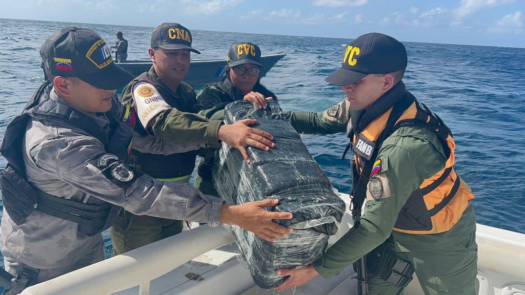 Encuentran flotando 27.7 kilos de marihuana en costas del archipiélago Los Roques