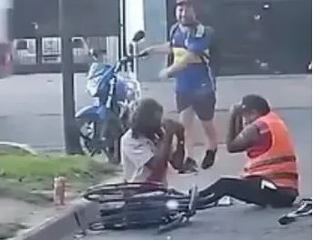 Dos personas con discapacidad se pelearon en plena calle y se viralizó (+video)