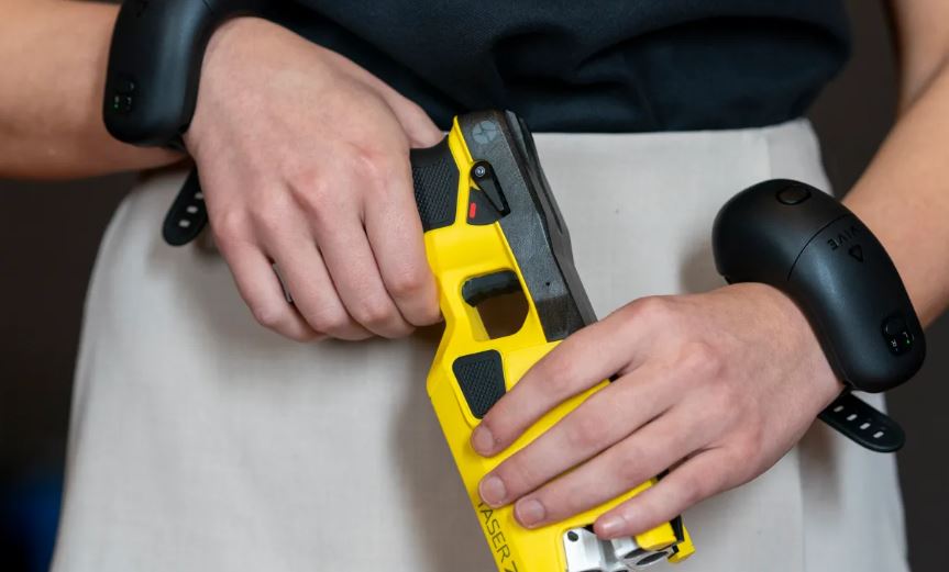 Madre y su novio torturaban a niño de 10 años con pistola Taser para castigarlo