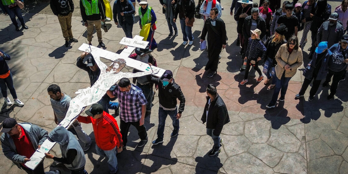 Migrantes en México realizan viacrucis para recrear su dura travesía rumbo a EEUU