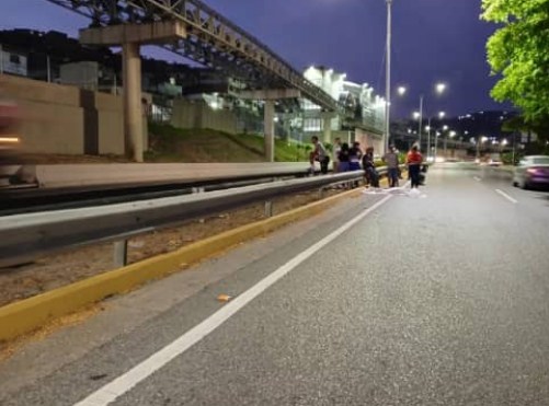 Muere hombre al ser atropellado cuando cruzaba la autopista en Miranda